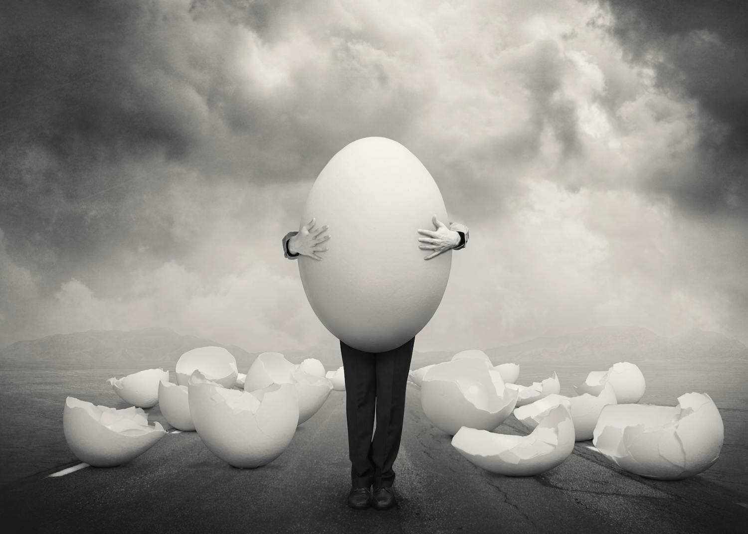 Skikkelse på tom vej med æg og æggeskaller